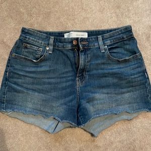Levi Strauss Signature waterless Jean raw hem shorts size 6/28